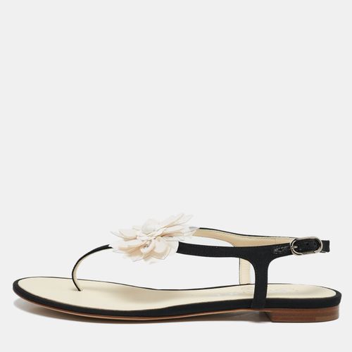 White Canvas and Leather CC Camellia Flat Thong Sandals Size 37 - Chanel - Modalova