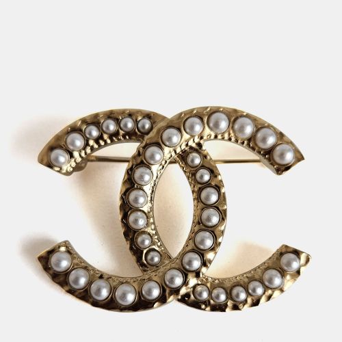 Chanel Gold Tone CC Pearl Brooch - Chanel - Modalova