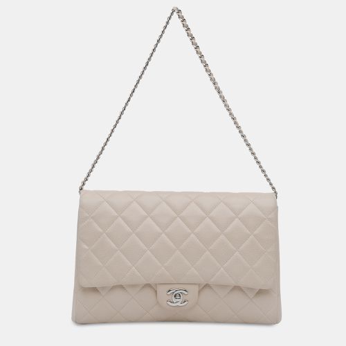 Quilted Caviar Flap Clutch with Chain - Chanel - Modalova