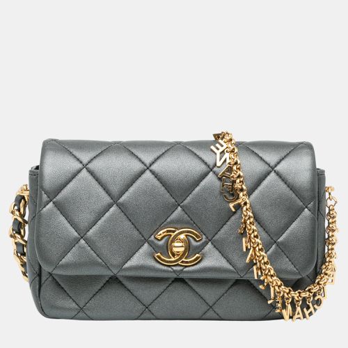 Quilted Metallic Lambskin Logo Charm Chain Flap Bag - Chanel - Modalova