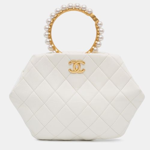 Quilted Lambskin Pearl Crown Handle Clutch Bag - Chanel - Modalova