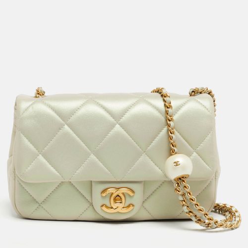 Iridescent Quilted Leather Mini Double Pearl Flap Bag - Chanel - Modalova