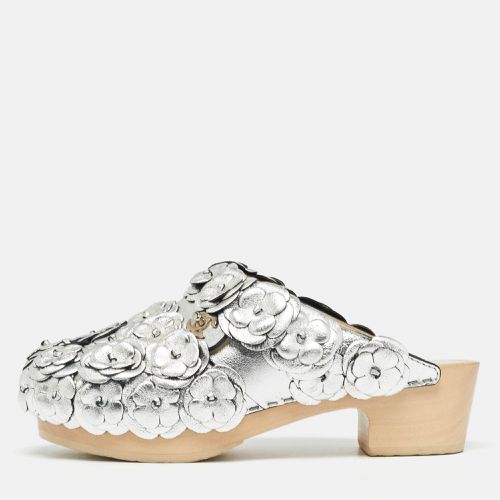 Metallic Leather CC Turnlock Camellia Wood Platform Clogs Size 36.5 - Chanel - Modalova