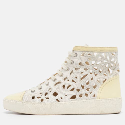 Cream Floral Laser Cut Leather and Patent CC High Top Sneakers Size 40 - Chanel - Modalova