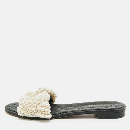 Leather Pearl Embellished Flat Slides Size 40 - Chanel - Modalova