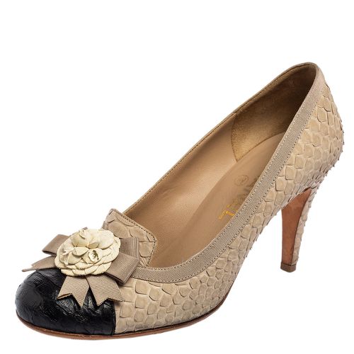 Black Python Leather Camellia Bow Applique Round-Toe Pumps Size 37.5 - Chanel - Modalova