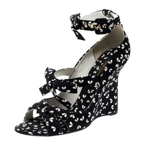 Printed Fabric Bow Ankle Strap Wedges Sandals Size 38 - Louis Vuitton - Modalova