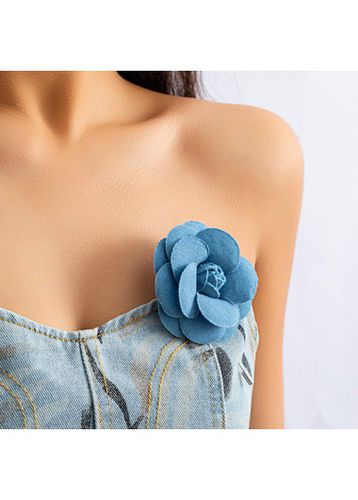 Dusty Blue Rose Stereoscopic Flowers Design Brooch - unsigned - Modalova