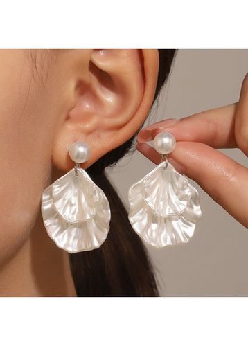Beige Pearl Seashell Design Polyresin Earrings - unsigned - Modalova