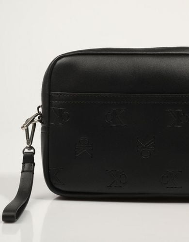 Bolso Aop Emboss Zip Pouch - Calvin Klein - Modalova