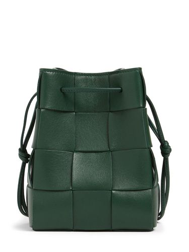 Small Cassette Leather Bucket Bag - BOTTEGA VENETA - Modalova