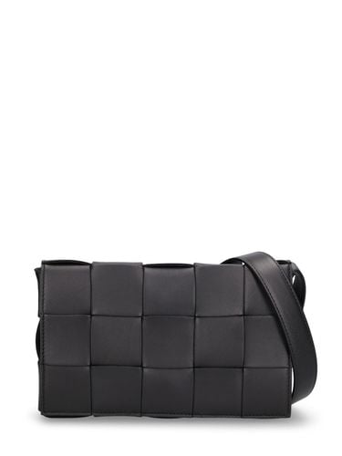 Medium Cassette Leather Crossbody Bag - BOTTEGA VENETA - Modalova