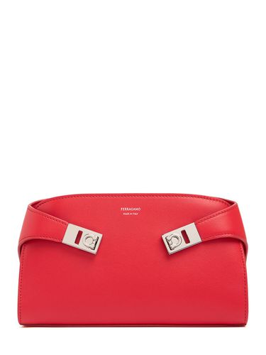 Clutch Hug De De Piel - FERRAGAMO - Modalova