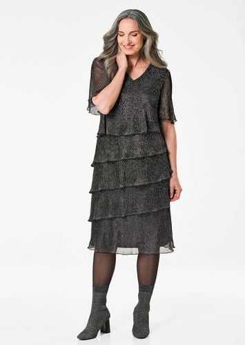 Kleid aus glänzendem Plissée - / silberfarben / gemustert - Gr. 19 von - Goldner Fashion - Modalova