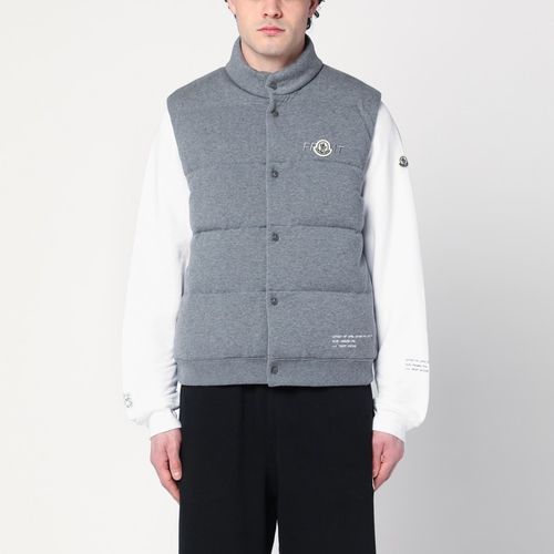 Gepolsterte graue Weste mit Logo - Moncler X FRGMT - Modalova
