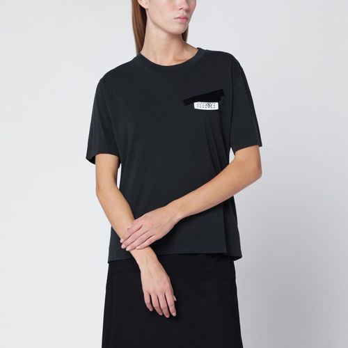 T-shirt nera con patch Numeric con nastro adesivo - MM6 Maison Margiela - Modalova