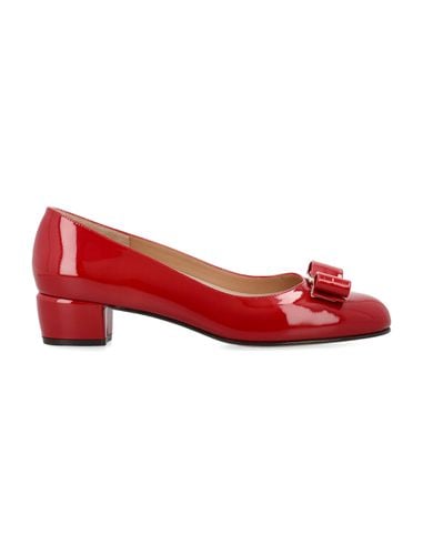 Vara Bow Patent Leather Pumps - Ferragamo - Modalova