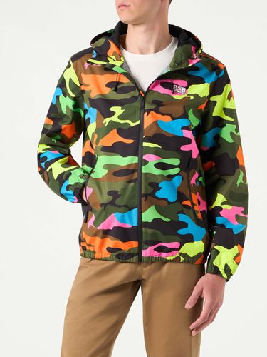 Man Hooded Lightweight Windbreaker With Camouflage Print - MC2 Saint Barth - Modalova