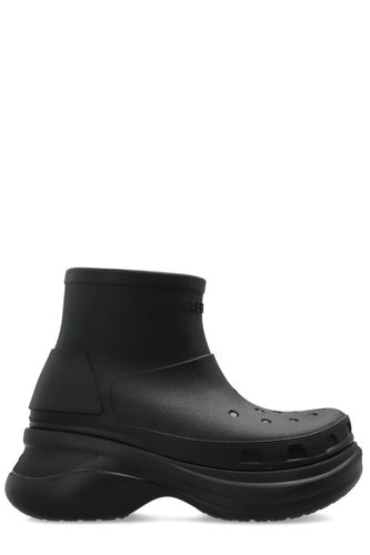 X Crocs Logo Embossed Ankle Boots - Balenciaga - Modalova