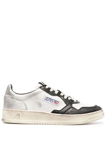 Black And White medalist Low Top Sneakers Distressed Finish In Cow Leather - Autry - Modalova