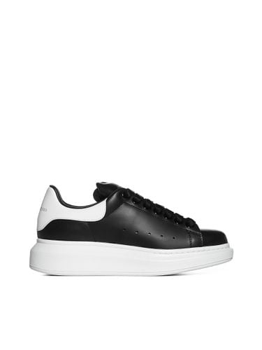Oversized Sneakers In Leather With Contrasting Heel Tab - Alexander McQueen - Modalova