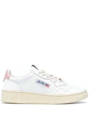 Medalist Low Sneakers With Contrasting Heel Tab In Leather Woman - Autry - Modalova