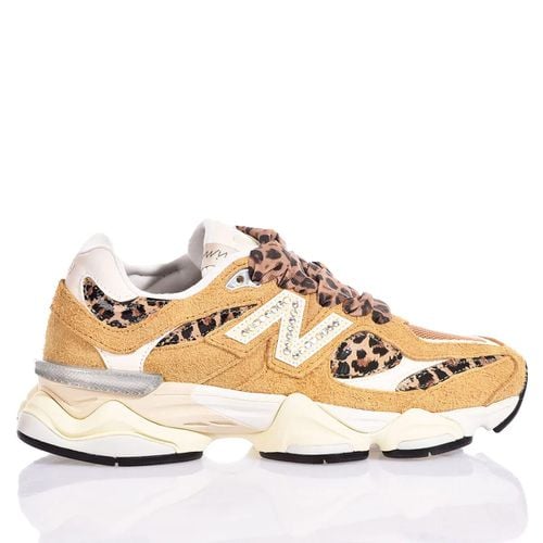 New Balance 9060 Leo Saffron - Mimanera - Modalova