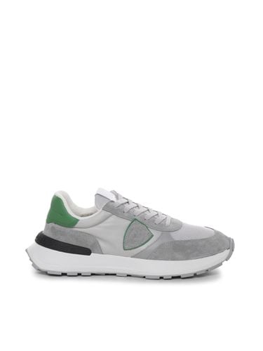 Sneakers With Suede Panels - Philippe Model - Modalova