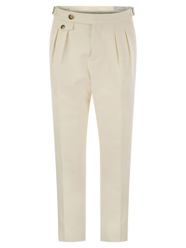 Tailor-fit Trousers In Cotton Gabardine And Virgin Wool With Double Inverted Darts And Buckles On The Side - Brunello Cucinelli - Modalova