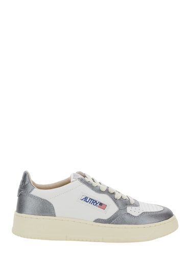 Medalist Low White And Silver Low Top Sneakers With Logo Patch In Leather Woman - Autry - Modalova