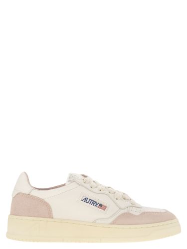 Medalist Low - Leather And Suede Sneakers In Powder - Autry - Modalova