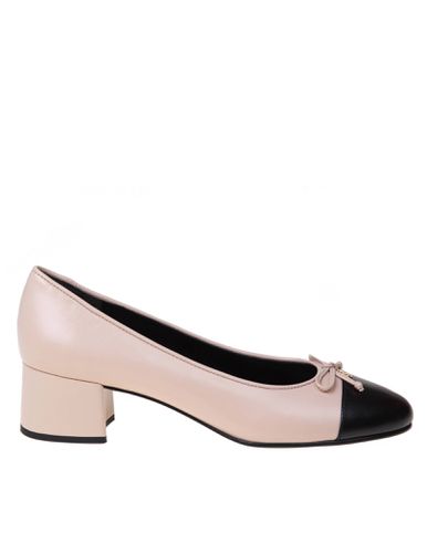 Pump Cap-toe In Leather With Bow - Tory Burch - Modalova