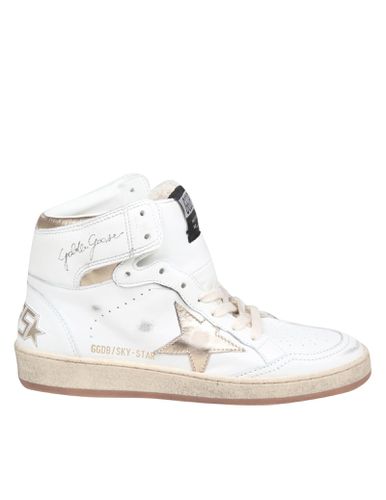 Sky Star Sneakers In Leather With Gold Laminated Star - Golden Goose - Modalova