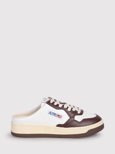 Medalist Mule Low Sneakers In White And Beige Leather - Autry - Modalova