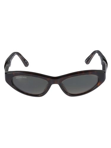 Twisted Temple Cat Eye Frame Logo Sunglasses - Balenciaga Eyewear - Modalova