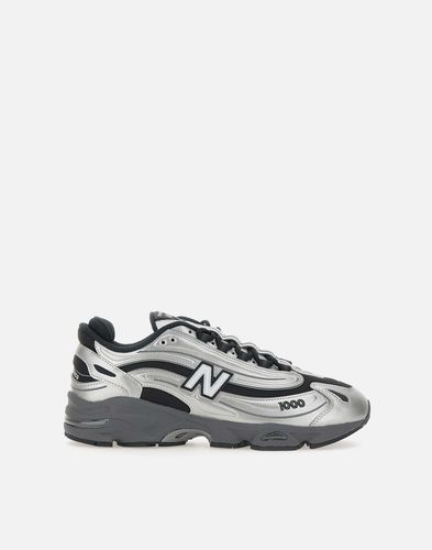 Silberne Schwarze Sneakers - und das externe Schnürsystem umfasst strapazierfähige Nylon-Ösen. Zusätzliche Markenkennzeichnung findet sich auf der Rückseite - Modalova