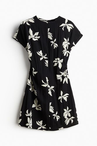 Kleid mit betonter Taille Schwarz/Geblümt, Alltagskleider in Größe XL. Farbe: - H&M - Modalova