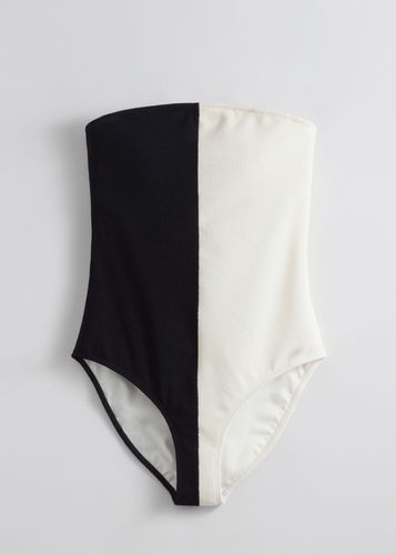 Zweifarbiger Bandeau-Badeanzug Schwarz/Weiß, Badeanzüge in Größe 32. Farbe: - & Other Stories - Modalova