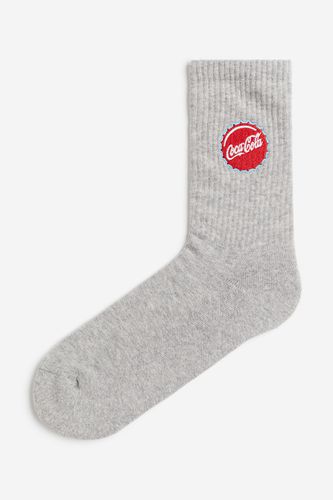 Socken mit Motiv Graumeliert/Coca-Cola in Größe 40/42. Farbe: - H&M - Modalova