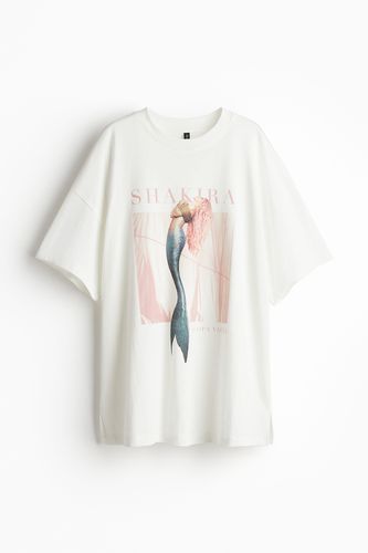 Oversized T-Shirt mit Print Cremefarben/Shakira in Größe XS. Farbe: - H&M - Modalova