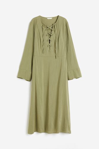 Kleid mit Schnürung Khakigrün, Alltagskleider in Größe S. Farbe: - H&M - Modalova