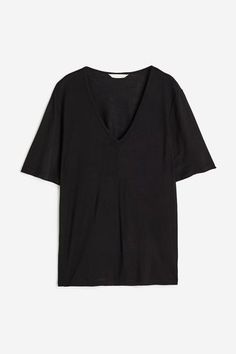 T-Shirt mit V-Ausschnitt Schwarz in Größe XS. Farbe: - H&M - Modalova