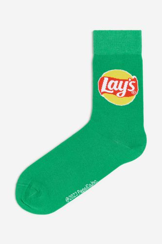 Socken mit Motiv Grün/Lay's in Größe 43/45. Farbe: - H&M - Modalova