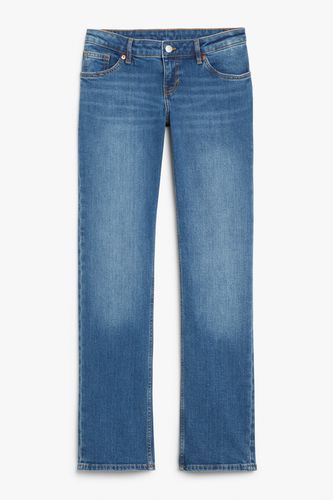 Tief sitzende Jeans mit geradem Bein in Mittelblau US-Blau, Straight Größe W 40. Farbe: - Monki - Modalova