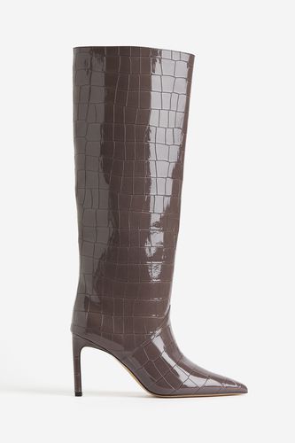Kniehohe Stiefel mit Absatz Dunkelgrau/Krokomuster in Größe 40. Farbe: - H&M - Modalova