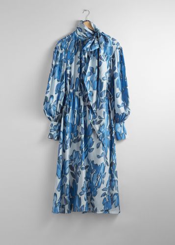 Midi-Wickelkleid mit Schluppenkragen Blaues Blumenmotiv, Alltagskleider in Größe XS. Farbe: - & Other Stories - Modalova