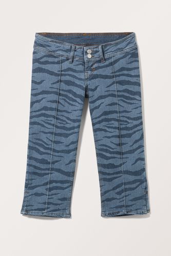 Niedrig sitzende Capri-Jeans mit Bügelfalte Blaues Tigermuster, Skinny in Größe W 33. Farbe: - Monki - Modalova
