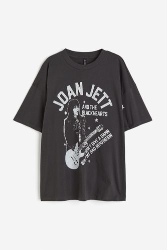 Oversized T-Shirt mit Print Dunkelgrau/Joan Jett in Größe XS. Farbe: - H&M - Modalova