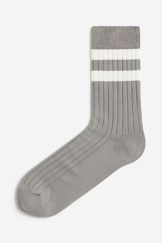 Gerippte Socken Graugrün/Weiß in Größe 37/39. Farbe: - H&M - Modalova