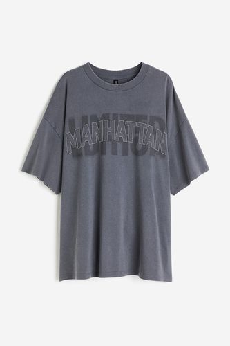 Oversized T-Shirt mit Motivdetail Dunkelgrau/Manhattan in Größe XXS. Farbe: - H&M - Modalova